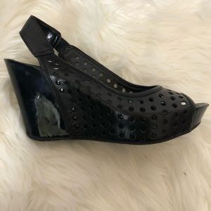 Kenneth Cole REACTION Cutout Wedge